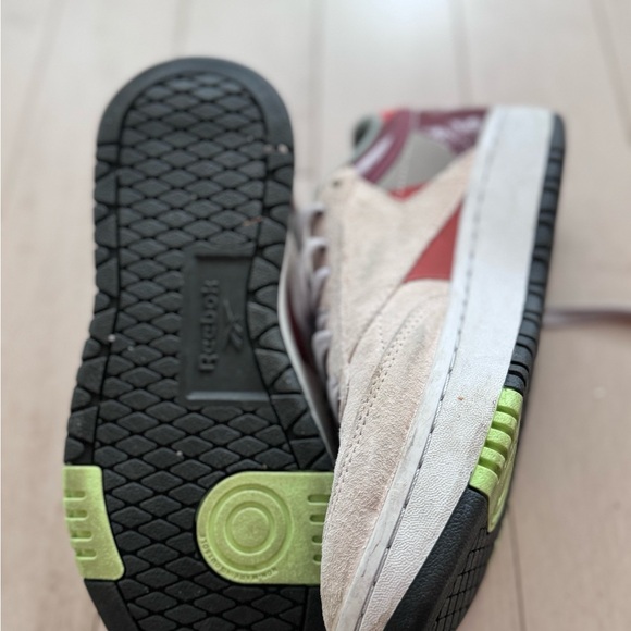 Reebok special edition sneakers. Women’s size 7. Mauve/neon - Picture 3 of 3